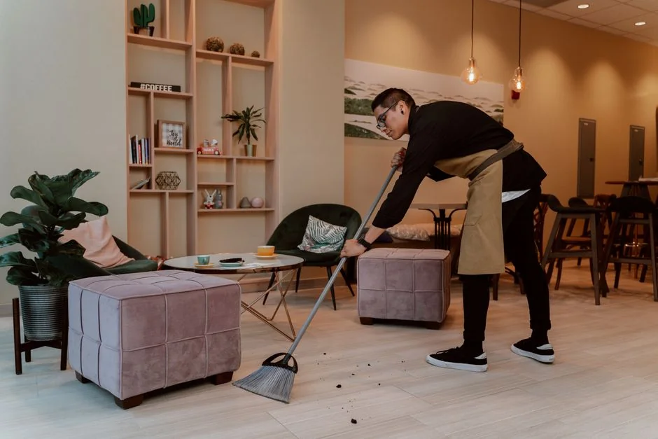 Des boîtes en carton marquées Garder, Donner et Jeter pour désencombrer la maison.